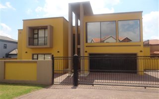 7 Bedroom House in Raslouw Manor