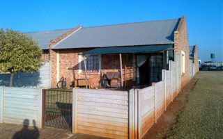 2 Bedroom Garden Cottage in Bredell AH