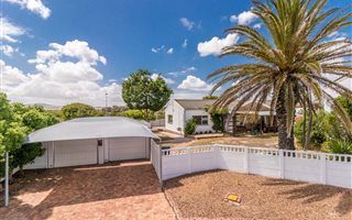 3 Bedroom House in Van Riebeeckstrand