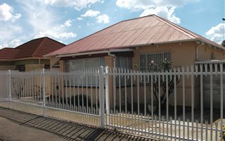 2 Bedroom House in Kensington