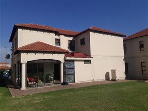 4 Bed Townhouse in Emfuleni Golf Estate