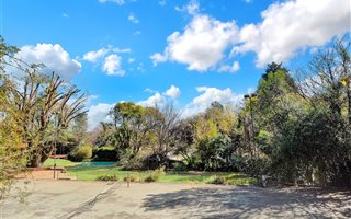 1066 m² Land available in Parkmore