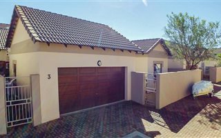 3 Bedroom House in Rietvlei Heights Country Estate