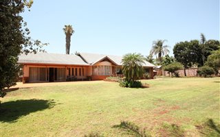 6 Bedroom House in Die Wilgers