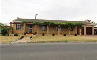 4 Bedroom House in Protea Heights