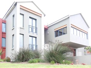 5 Bed House in Oubaai and surrounds
