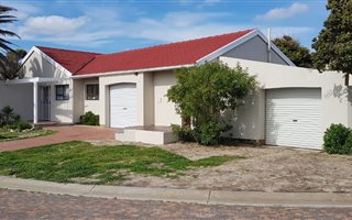 4 Bedroom House in Duynefontein