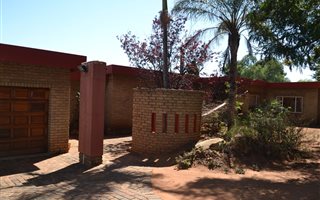 6 Bedroom House in Kloofendal