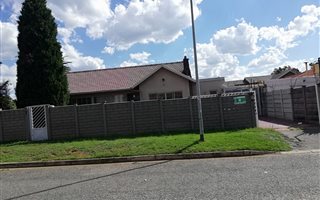 3 Bedroom House in Robertsham