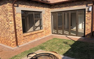 3 Bedroom Townhouse in Klipfontein View