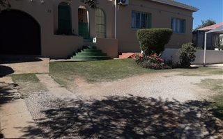 3 Bedroom House in Van Riebeeck Heights