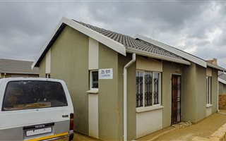 2 Bedroom House in Roodepoort Central