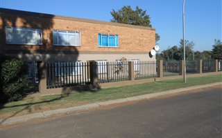 2 Bedroom Flat in Rensburg
