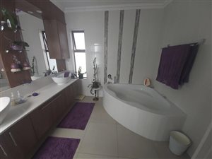 4 Bed Penthouse in Vaalpark