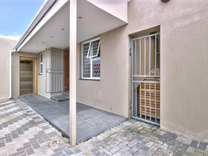 3 Bed House in Pelikan Park