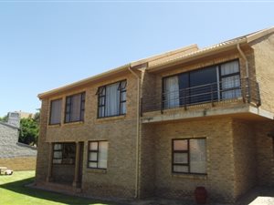 6 Bed House in Outeniqua Strand