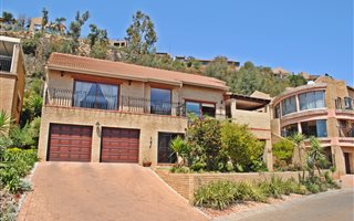 4 Bedroom Cluster in Helderkruin