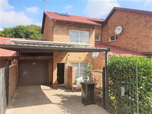 2 Bed Townhouse in Van Riebeeck Park