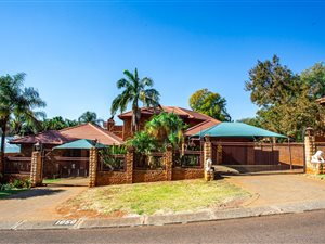 5 Bed House in Montana Park