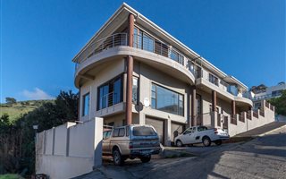 8 Bedroom House in Bo-Kaap