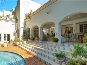 6 Bed House in Melrose Estate