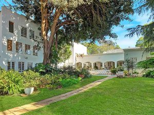 6 Bed House in Melrose Estate