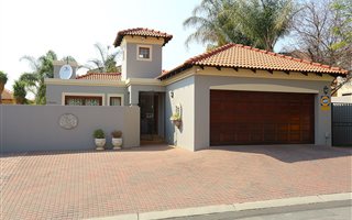 4 Bedroom Simplex in Bromhof