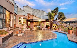 4 Bedroom House in Kloofendal