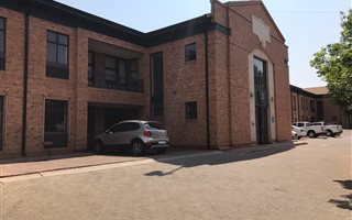555 m² Office Space in Quellerina