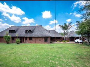 4.5 Bed House in Kameeldrift