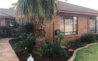 4 Bedroom House in Die Hoewes