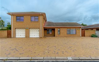 4 Bedroom House in Mikro Park