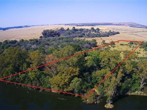 2.2 ha Farm in Parys