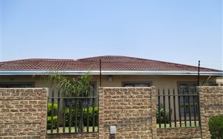3 Bedroom House in Crown Gardens