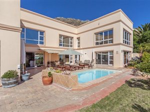 Commercial space in Gordons Bay Central