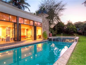 700 m² Commercial space in Northcliff