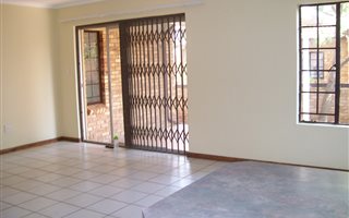 3 Bedroom Simplex in Weltevreden Park
