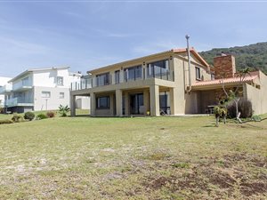 6 Bedroom House in Glentana