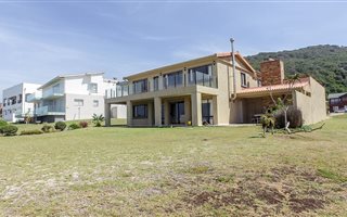 6 Bedroom House in Glentana
