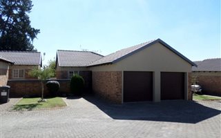 3 Bedroom Apartment in Honeydew Manor