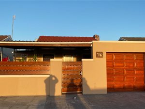 3 Bed House in Pelikan Park