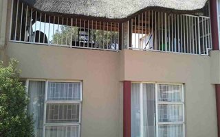 3 Bedroom Townhouse in Vanderbijlpark SE4