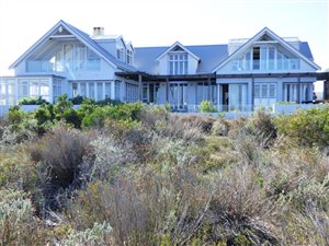 4 Bed House in Grotto Bay