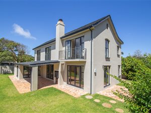4 Bed House in Bergvliet