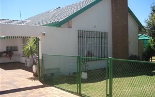 6 Bedroom House in Robertsham