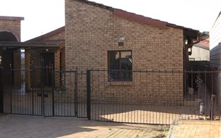 2 Bedroom House in Molapo