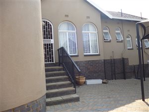 6 Bed House in Meredale