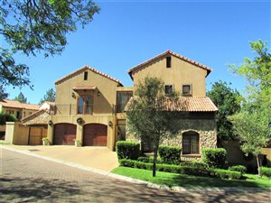 4 Bed House in Die Hoewes