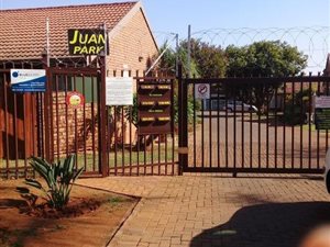 3 Bed Townhouse in Doornpoort and surrounds