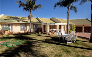 5 Bedroom House in Elarduspark